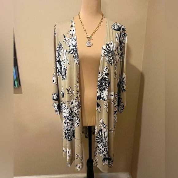 Honeyme Sweaters - NWT Honeyme Tan, Black & White Floral Kimono Cardigan, size Medium